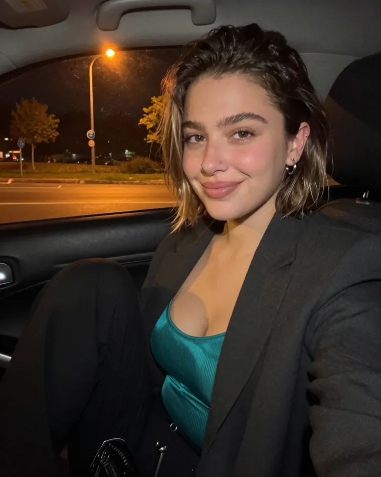Jenna (25) - Elizabeth